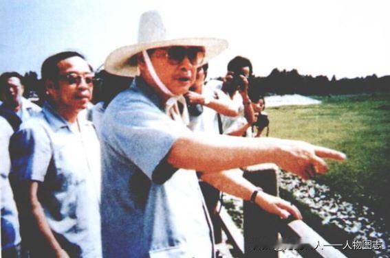 1987年7月14日，李鹏视察屈家店水利枢纽。