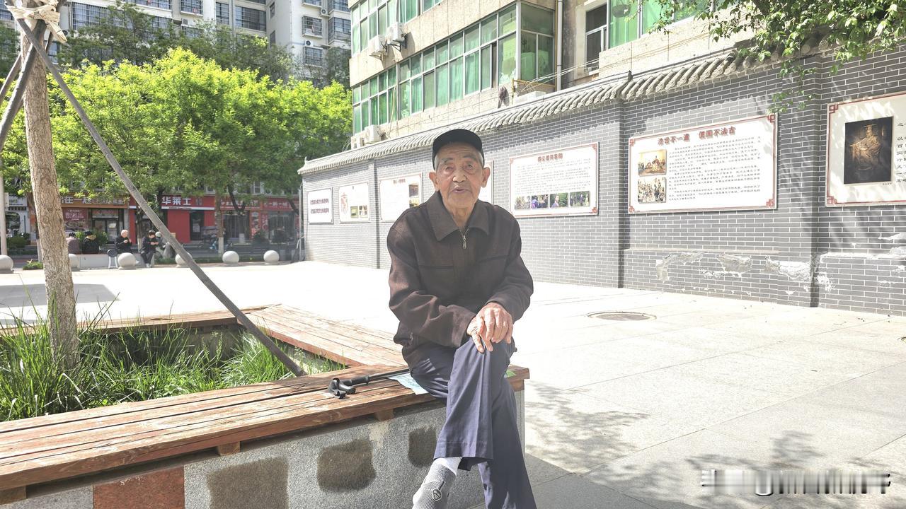 凤翔政协原副主席、凤翔书法家协会创始会长、91岁文化名人马耀堂在凤师广场梅花树下