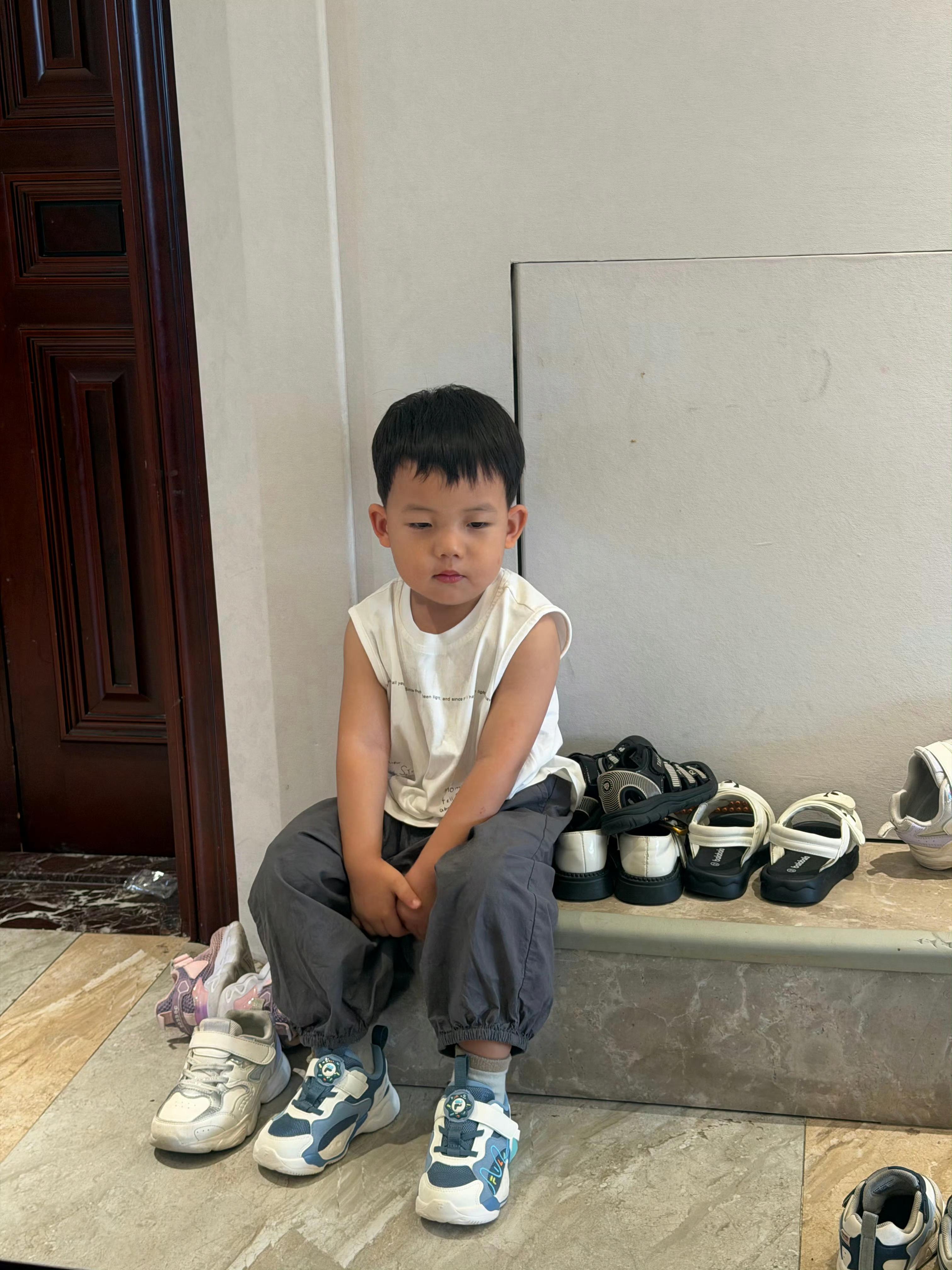早。今天胡杨林父爱泛滥，抢着要送弟弟去上学。我：你自己送么？胡：我带上我妈一起吧