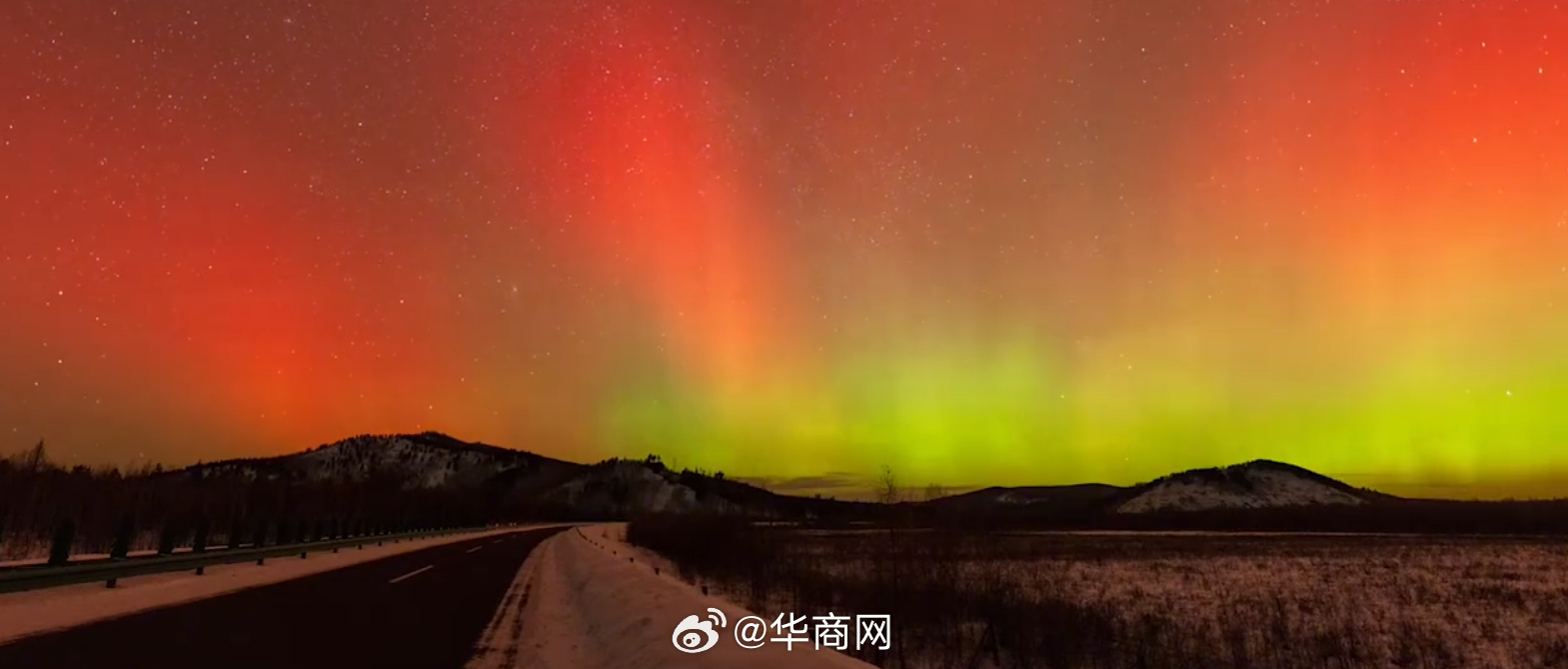 #三秦暮鼓#【鸿运当头！#新年首日全国多地爆发红色极光#】1月1日晚，摄影师在黑