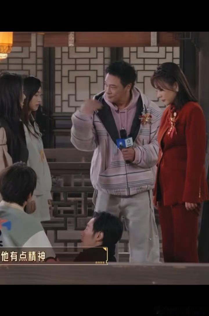 郝蕾吴镇宇像参加儿子入学的父母无限超越班 郝蕾和吴镇宇同框，活脱脱一对陪儿子吴添