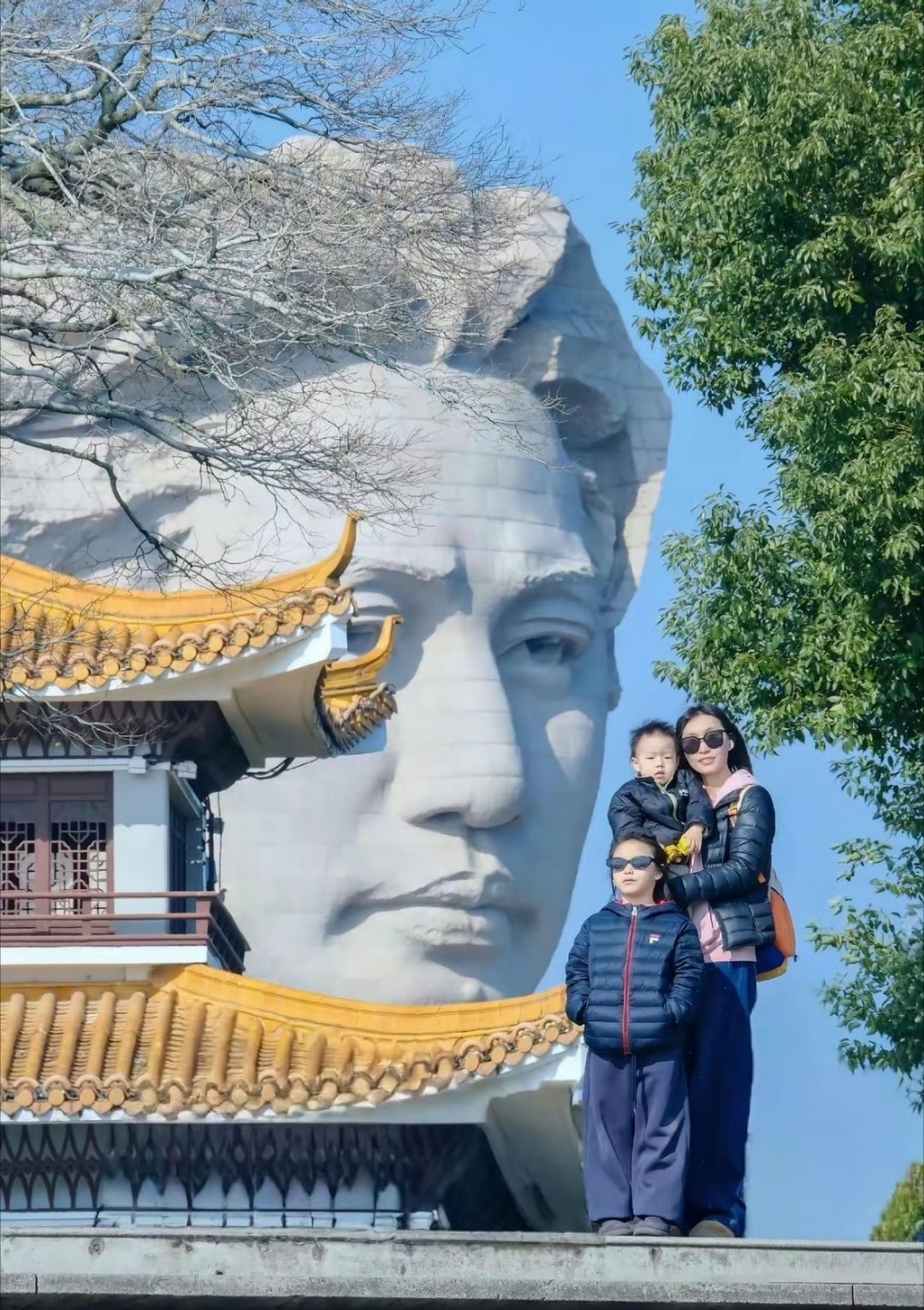 不朽的伟人，他的人民世代传颂 