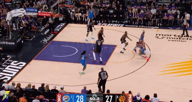 阿伦投进复出的首记三分，卡森华莱士的三分没续上，好在阿龙维金斯拼抢后卡鲁索捡到球