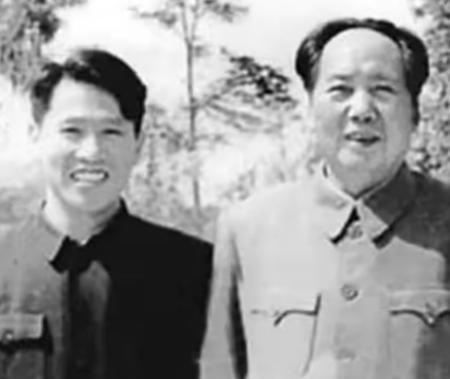 1976年9月9日，一男子在得知毛主席去世后，拿着剪刀就直冲毛主席的房间，来到毛