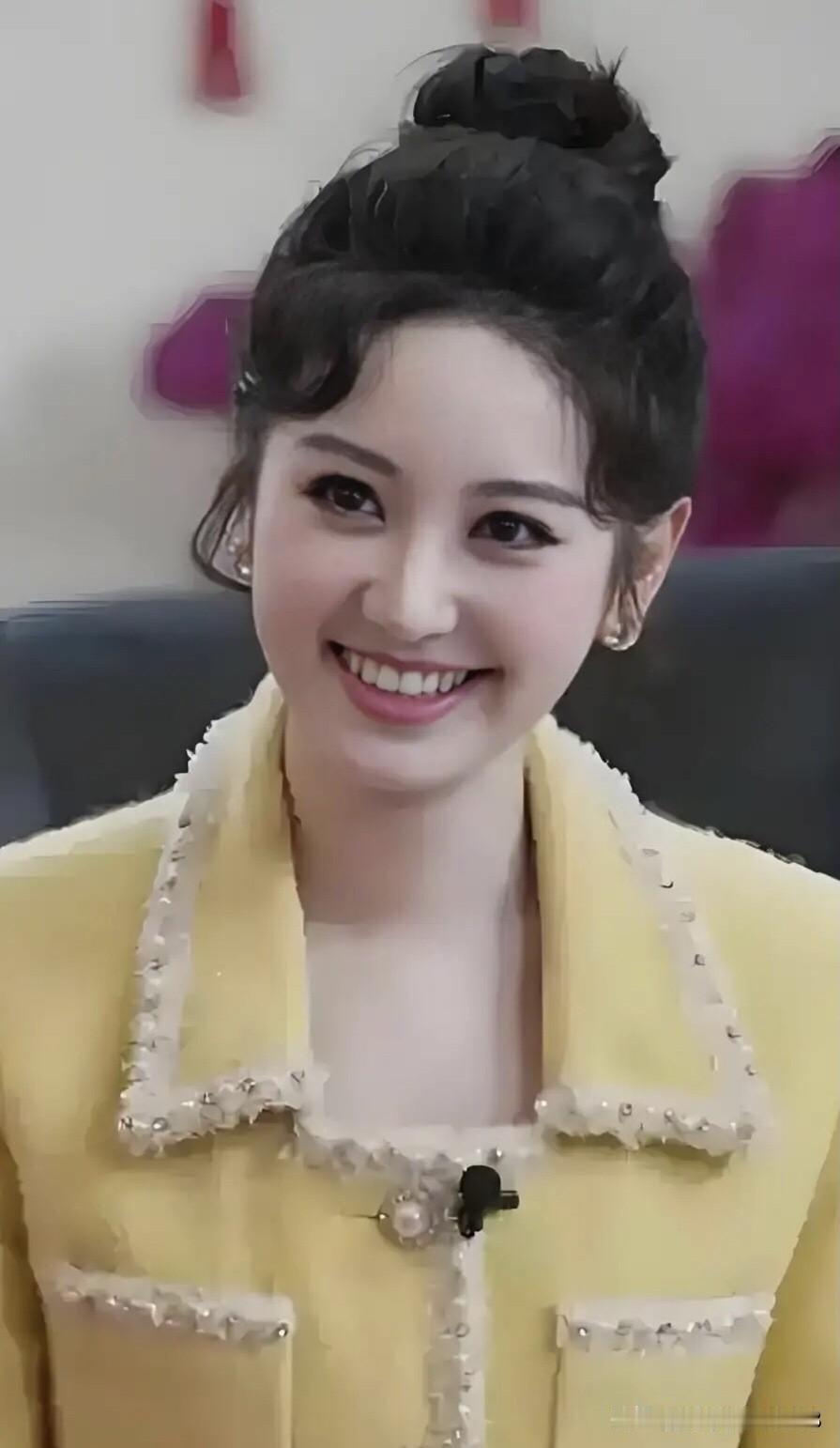 这是比周涛漂亮的一个年轻女主持人，她并没有龙洋和刘心悦那么出名，但她长相大方，乖