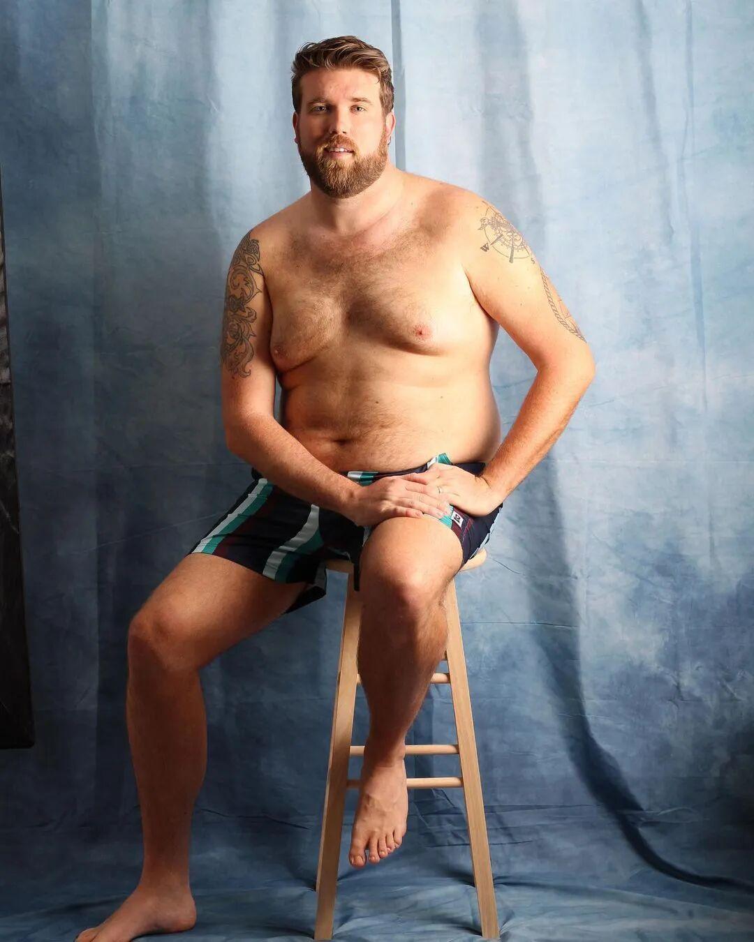 最初的“大码男模”确实名副其实：高体脂、啤酒肚、宽腰围、真实反映美国男性平均体型