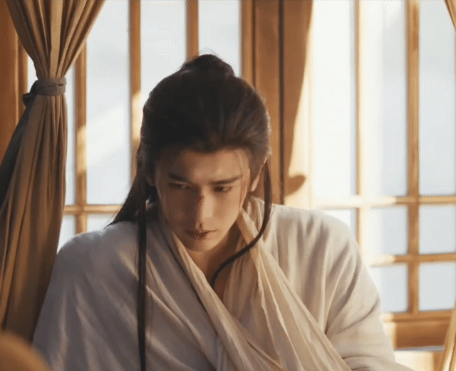 曾庆杰真的尽力了，看得出来很想用镜头表现出张凌赫的美貌，但是架不住张凌赫状态看起