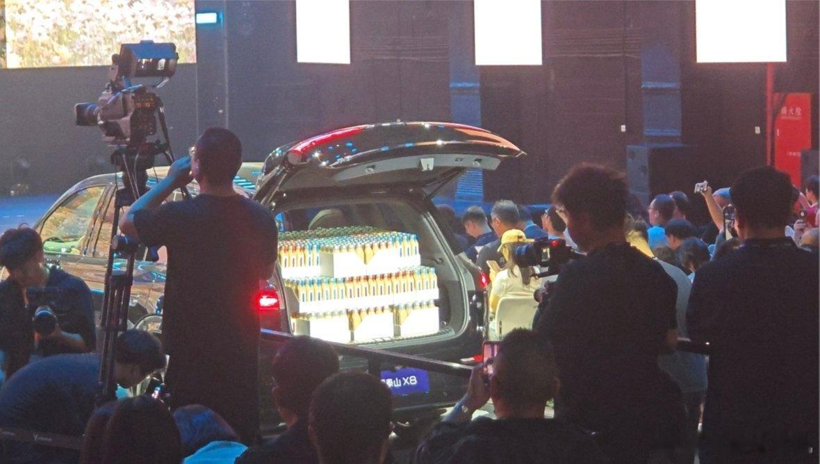 车企发布会现场狂发888杯奶茶 参加发布会，还能免费喝奶茶，这情绪价值，狂喜啊！