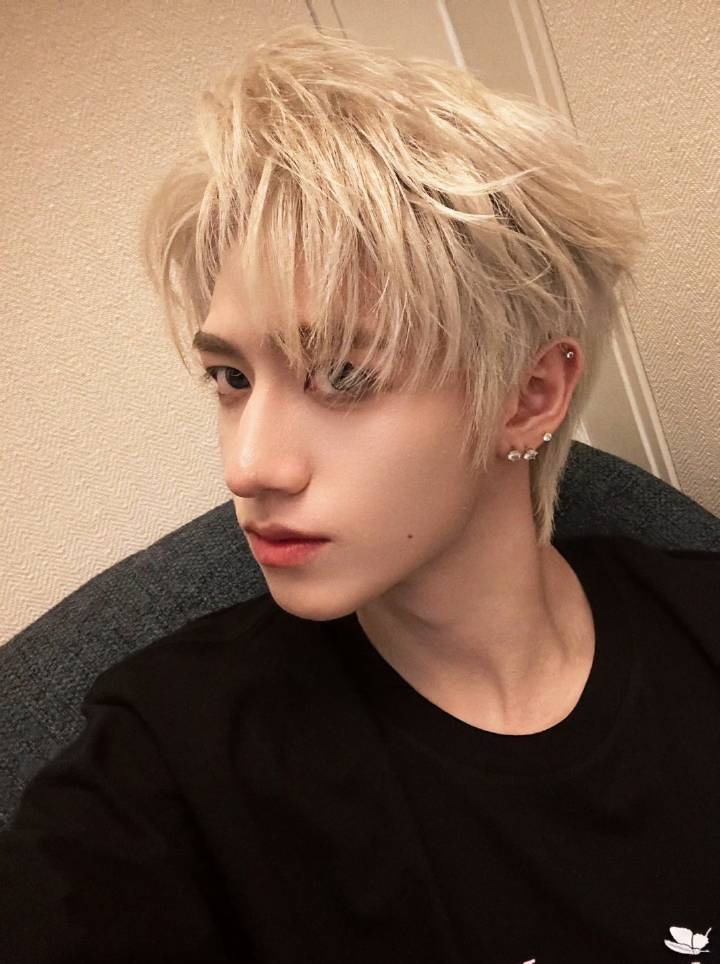 漂亮男生就要带耳钉～  