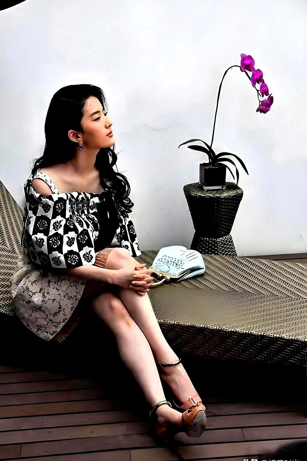 刘亦菲的美腿，这次真的藏不住了。

最近那组刷屏的写真，直接把热搜给干爆了。这可