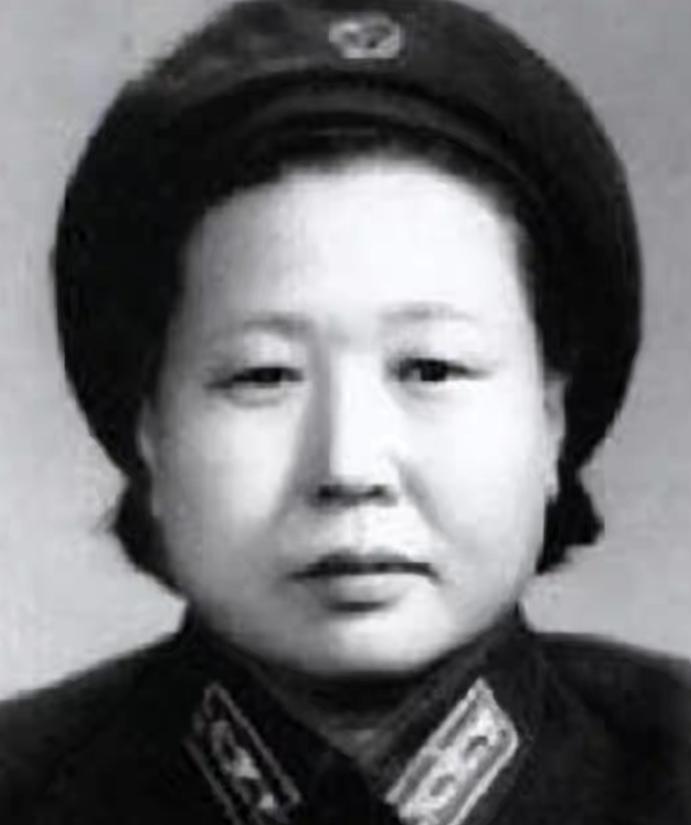 她在延安9年，受到伟人多方面的关怀和照顾，61年擢升为上校。这位女同志，正是开国