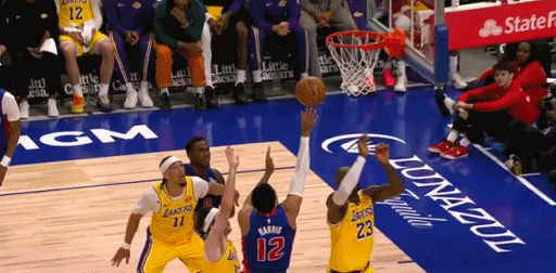 这球干扰了？ 41岁多好的一个盖帽阿。湖人vs活塞