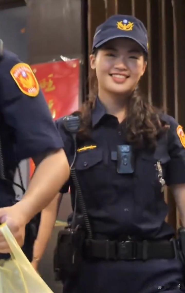 台湾的女警察，其装束看起来更像一位棒球运动员。

不过，这位女警察在实施日常工作
