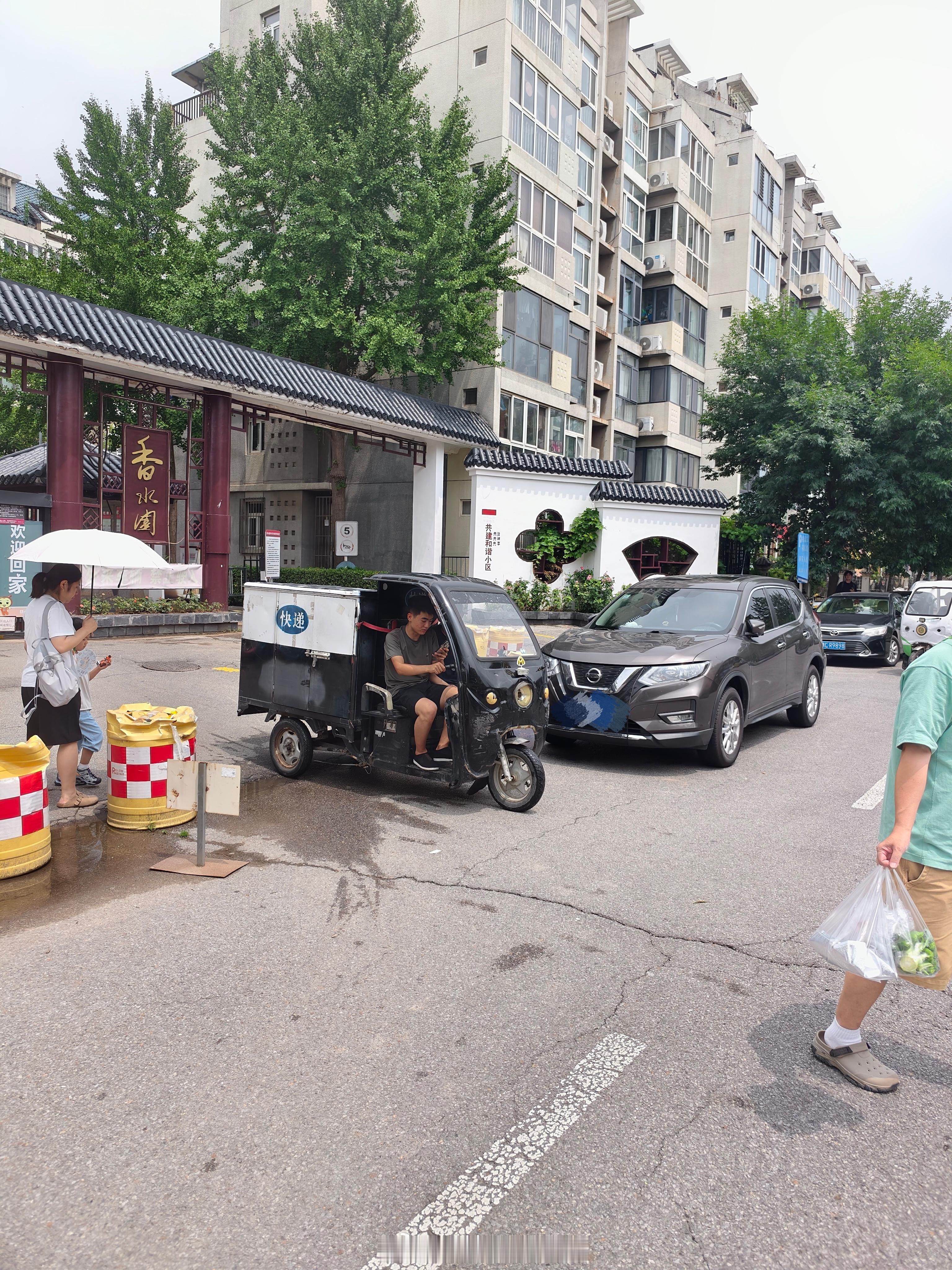 快递小哥可以啊，居然把这快递车搞得这么有亮点，大老远我就看到了只能说牛x 