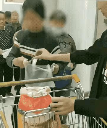 大妈排了四十分钟队，领到的虾饺只有指甲盖大，一口下去还没尝出味。
视频里几十号人