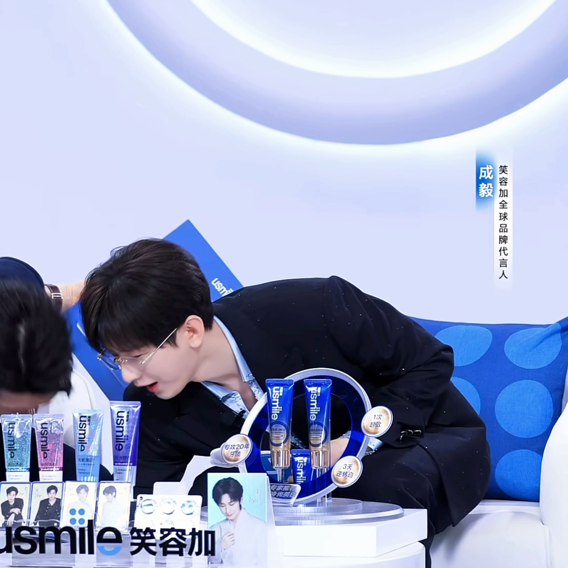 ee：一想到自己不小心弄断对错牌就尴尬的笑出声[委屈] ​​​