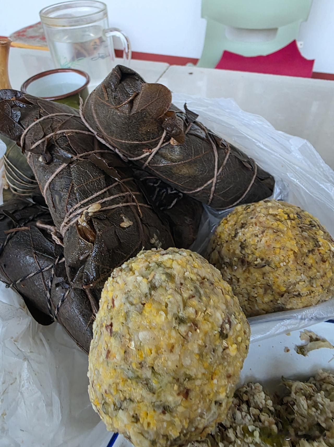 朋友们，能看出这是什么食材吗？您吃过吗？
 
粽子大家都知道，我说的是盘子里的菜