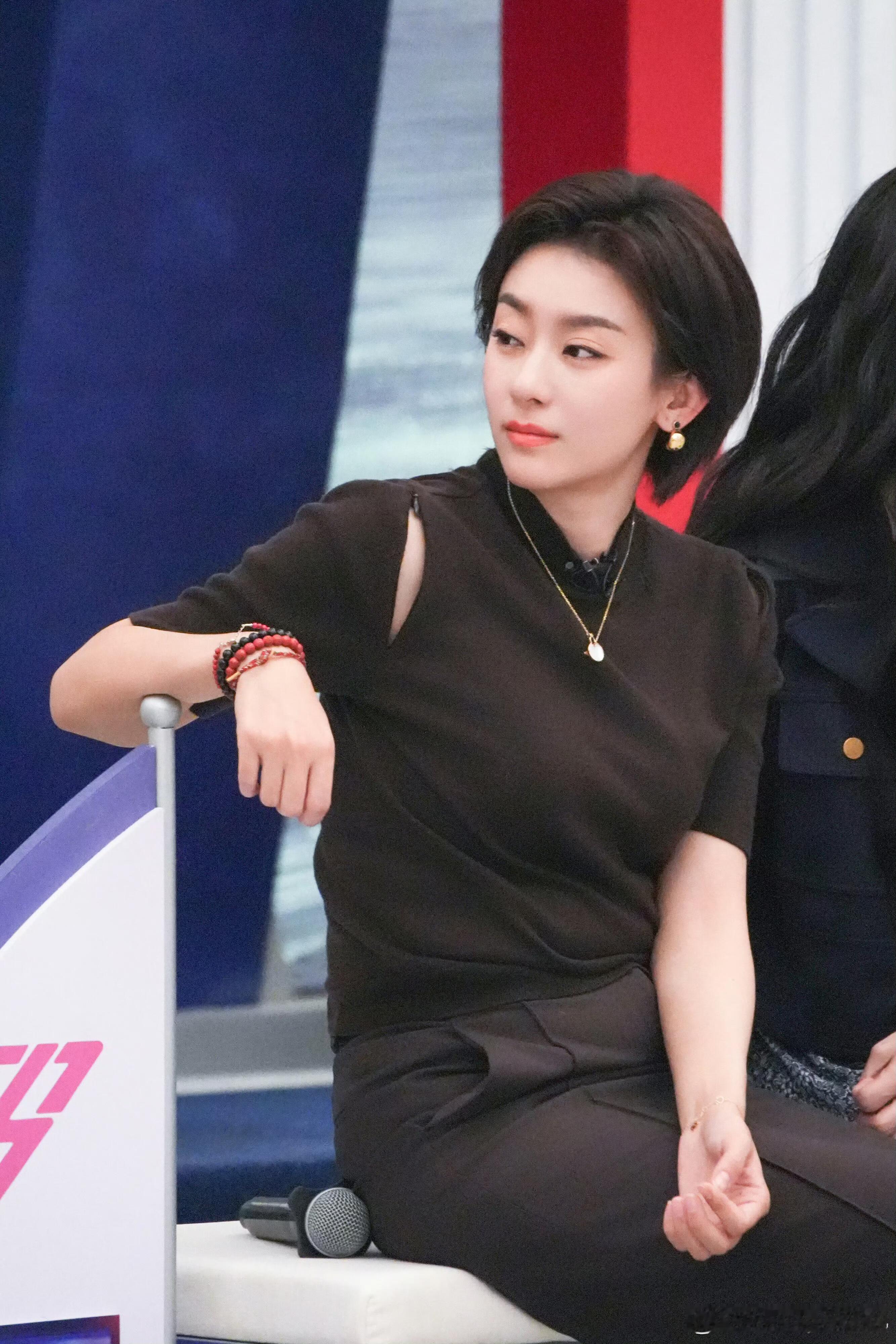 侯宇帅起来直接把中药给倒了温柔是底色，帅气是加成，侯宇完美诠释双向奔赴，粉丝用心