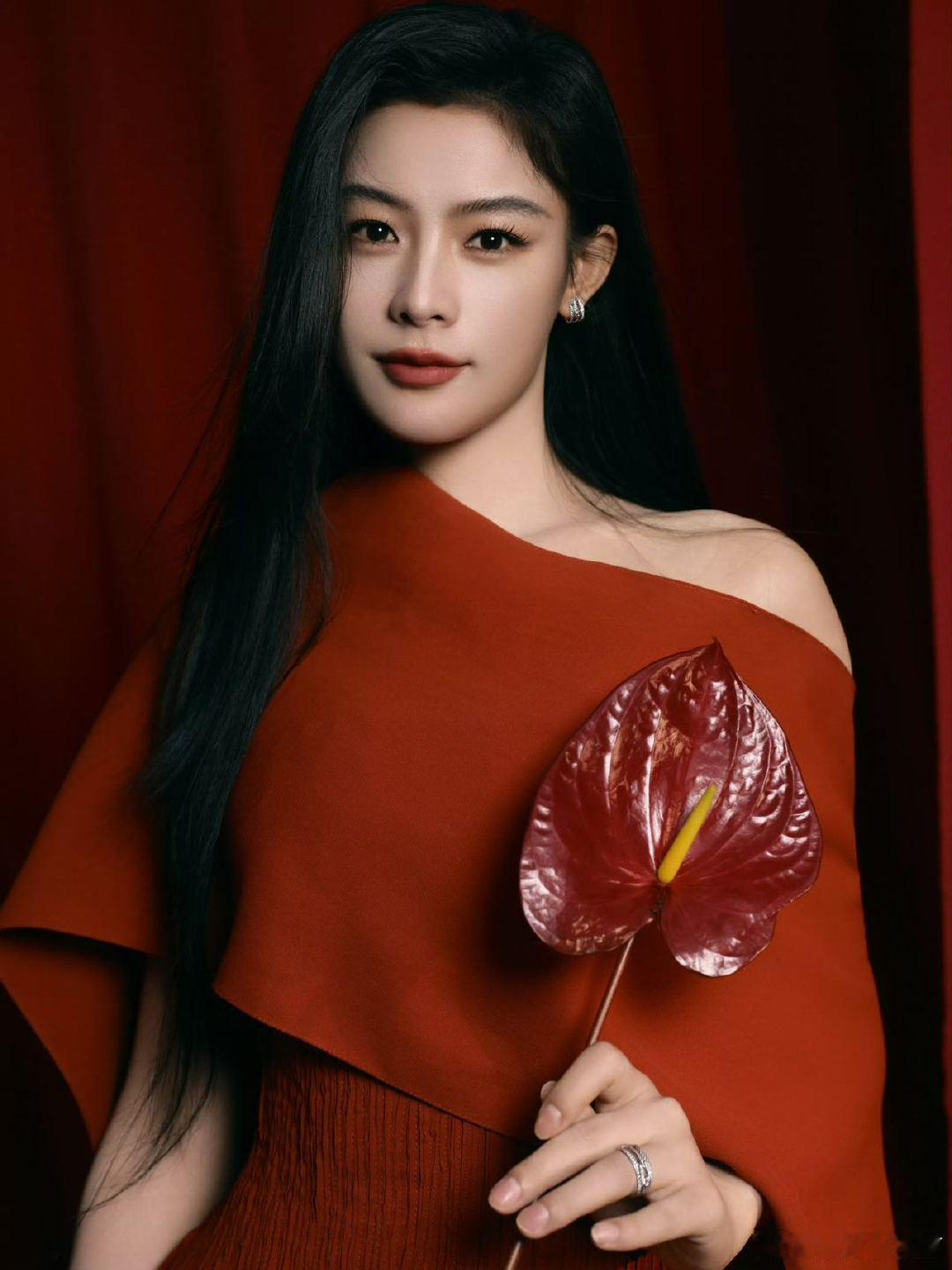 陈丽君一眼好戏开场方寸戏台展风华，细腻眼周见用心。频繁演出、浓妆相伴，陈丽君坚持
