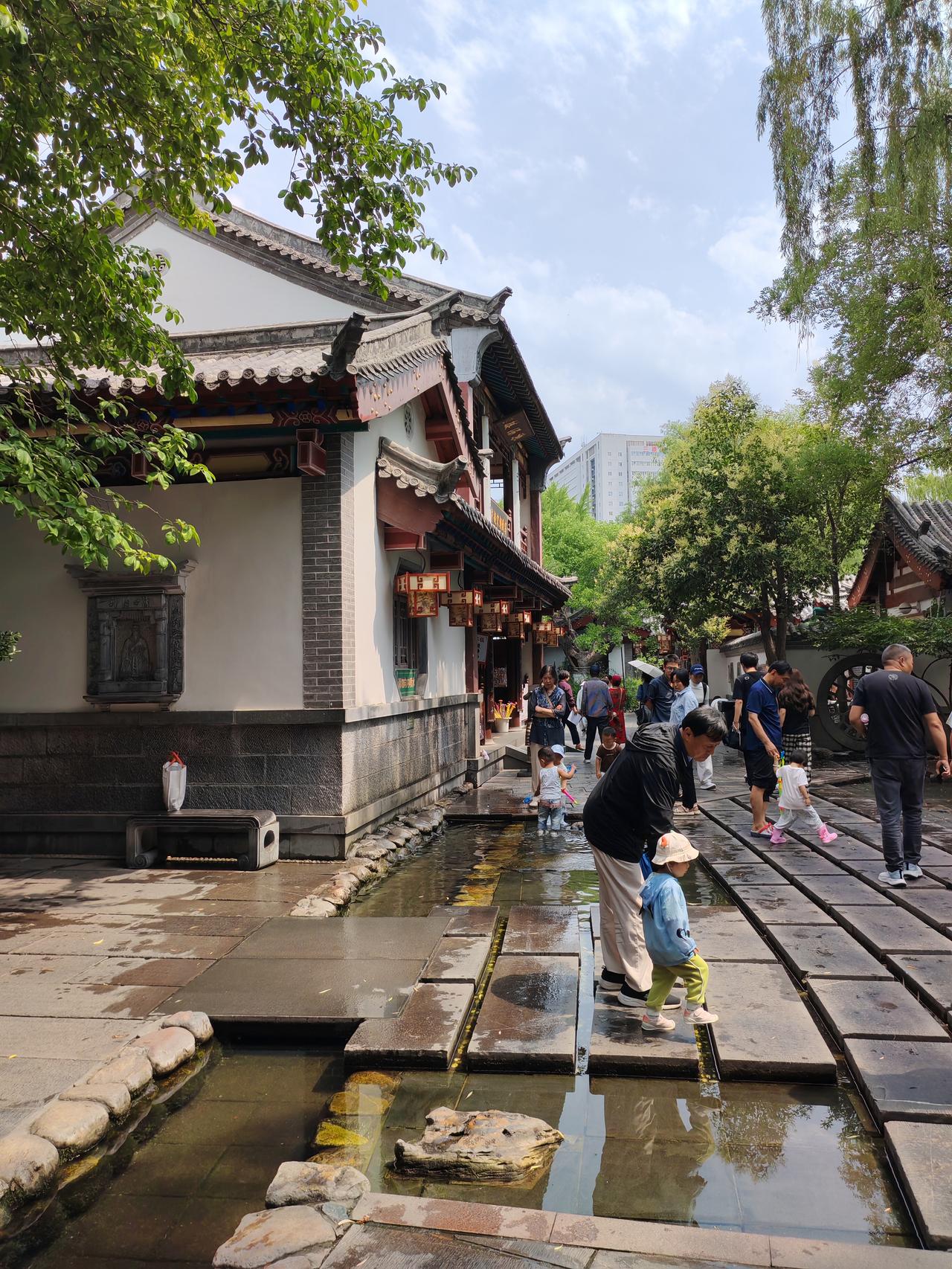 青路相伴半生缘（续）
 接上篇
岁月安然流转，林生与秀莲各自的小家庭，都在烟火日