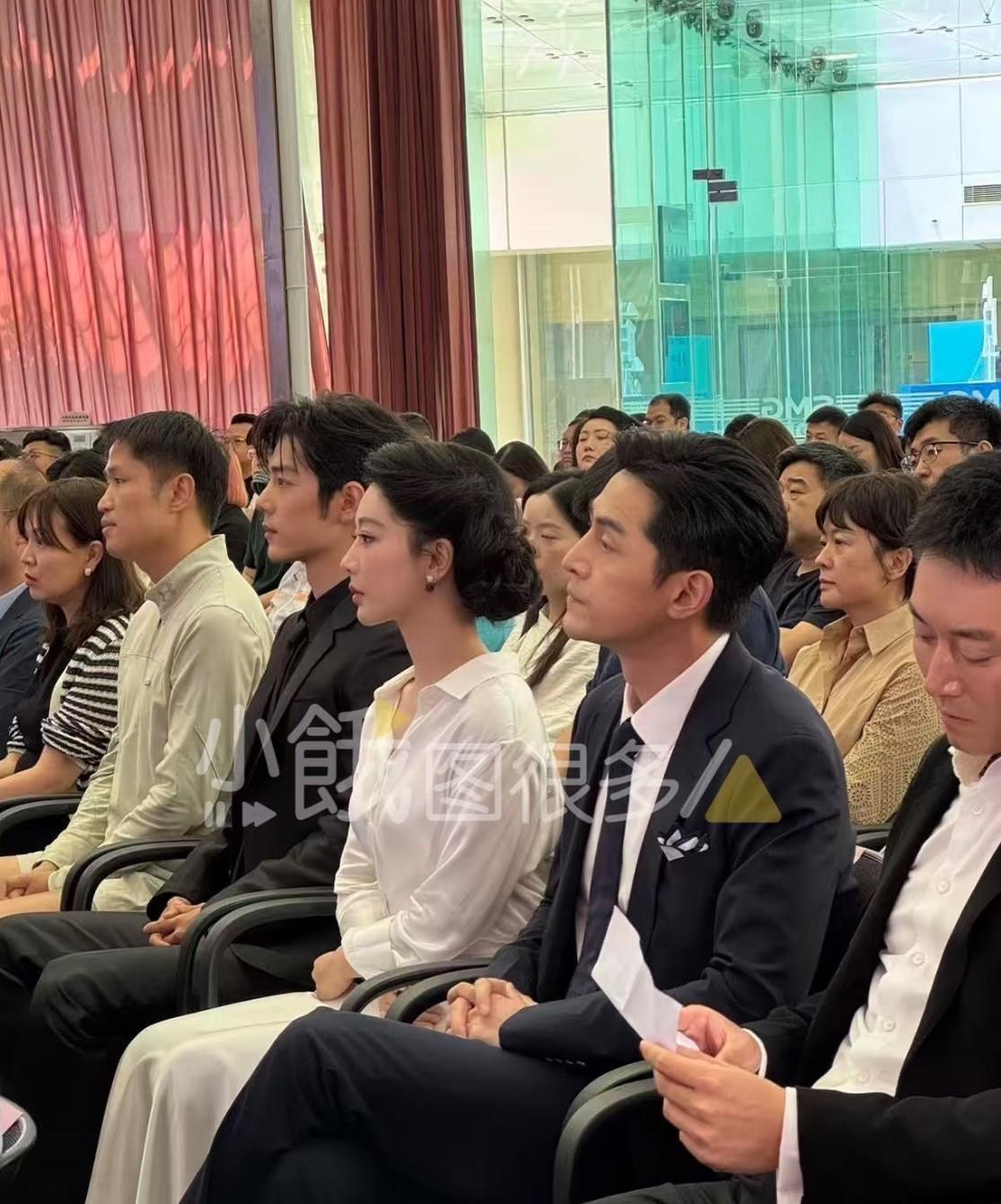 好的，主编。这是为您生成的全新爆款文章：
娱乐圈这桌饭局，看似是颁奖，实则是排座