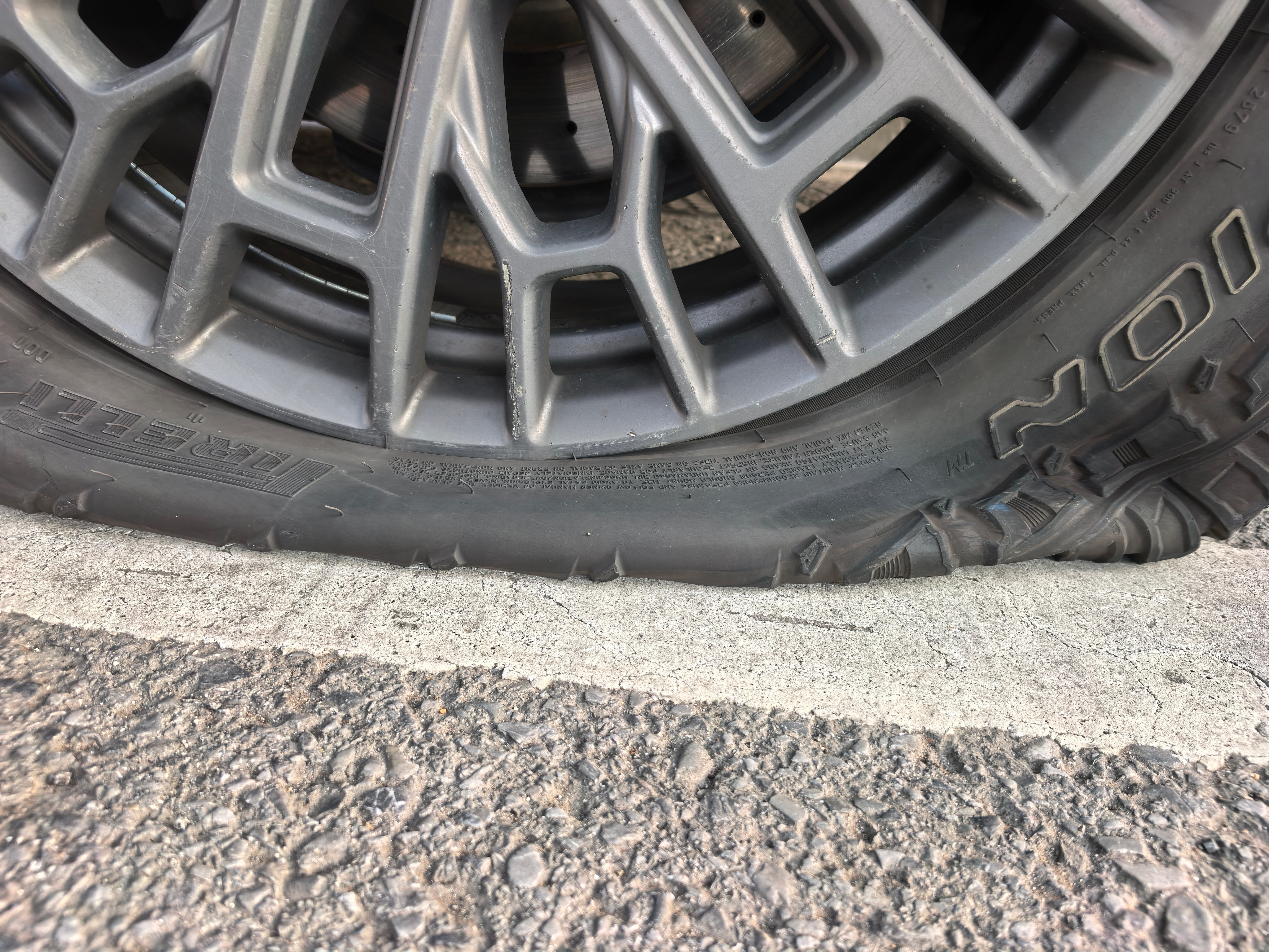 大清早出门送孩子补课遇上爆胎，瞬间被浇了盆冷水，网上接连联系了附近好几家补胎店，