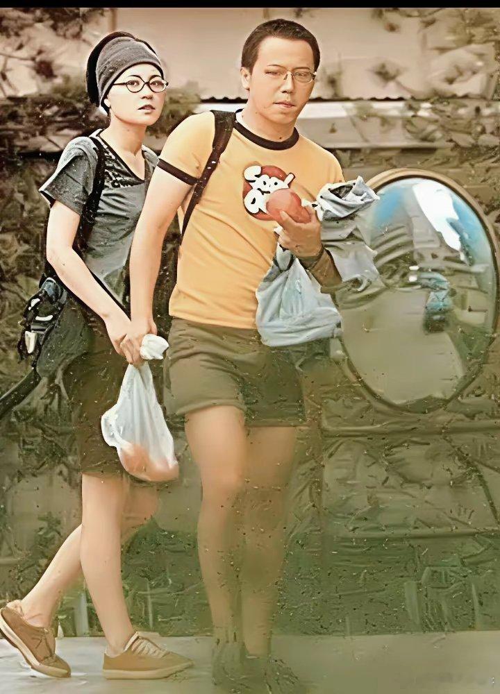 原来王菲窦唯分开，根本不是不爱了。今年《歌手2026》舞台上，窦靖童唱了父母热恋