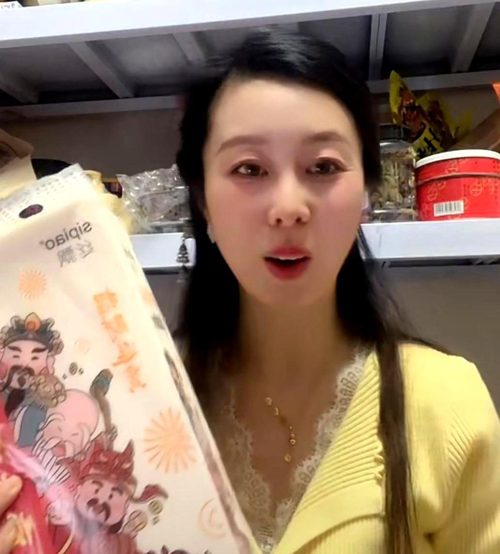 暖气房毛衣开播，有人喊划走
 
她一句“慢慢走，别摔骨折，躺三月还得天天看我”，