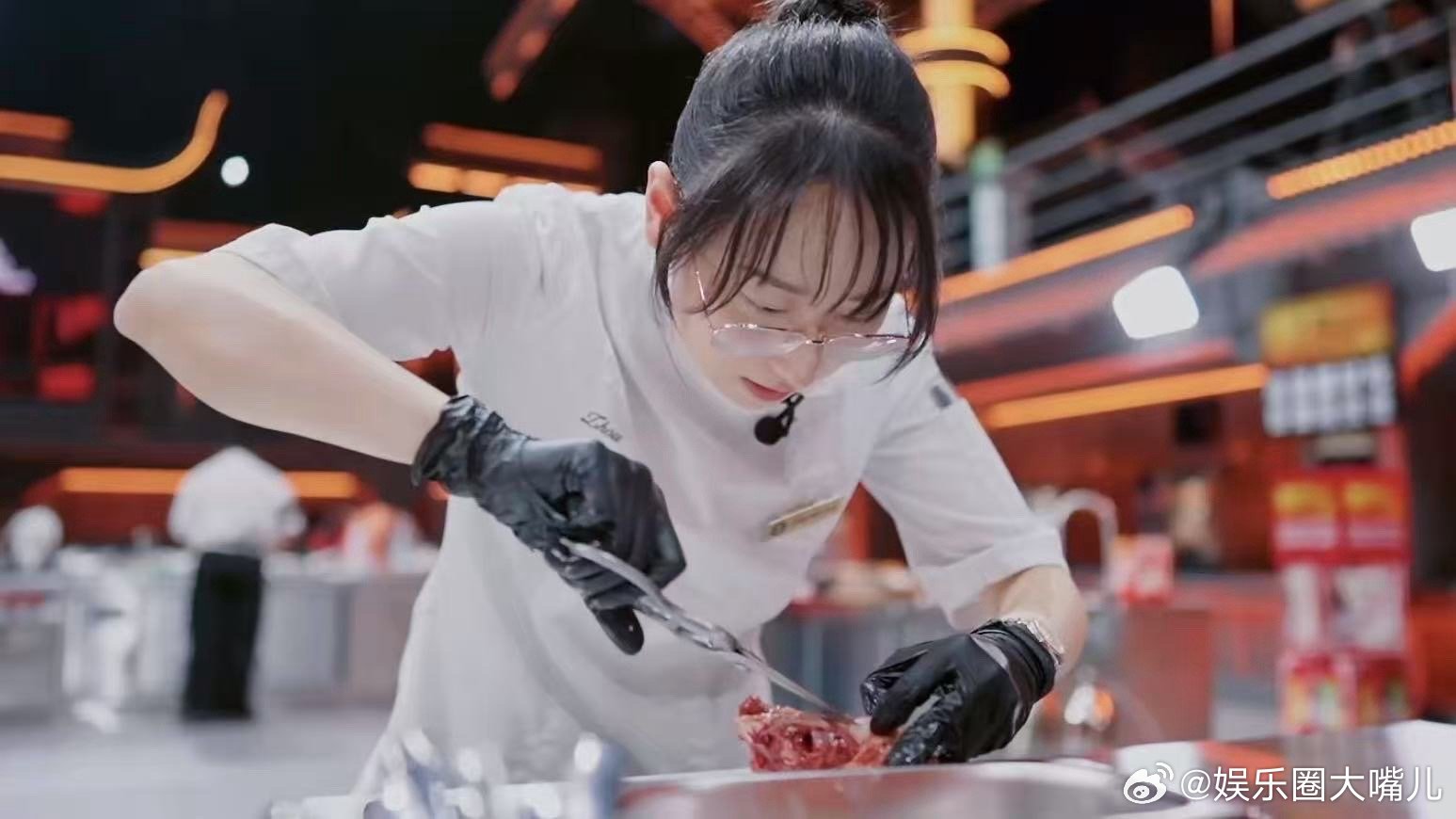 没见过这么露骨的综艺 《炙热游戏：百厨大战》把厨艺拍成了硬核现场！女厨师整鸽脱骨