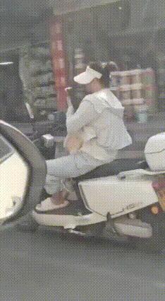 哎呀妈呀，你们快看看这位当妈妈的！骑个电动车，居然单手握把，另一只手拿着手机，边