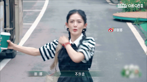 #谢娜挡着车不让大家离开#姐姐们离开乘风宿舍时，谢娜挡着车不让大家离开，谢娜的逗