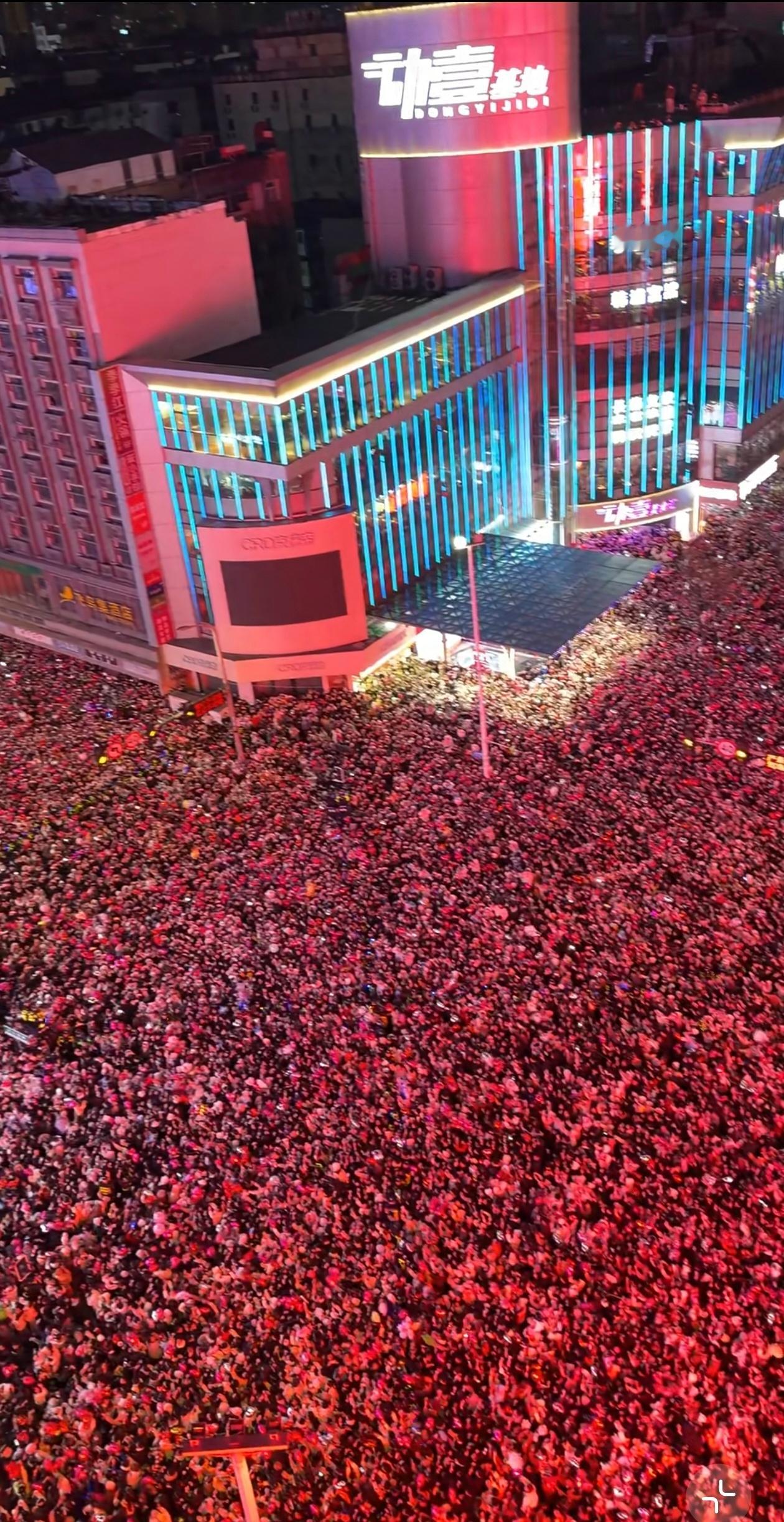 南昌中山路街头这跨年简直太有压迫感了，看完有一种呼吸困难的感觉。新年壁纸