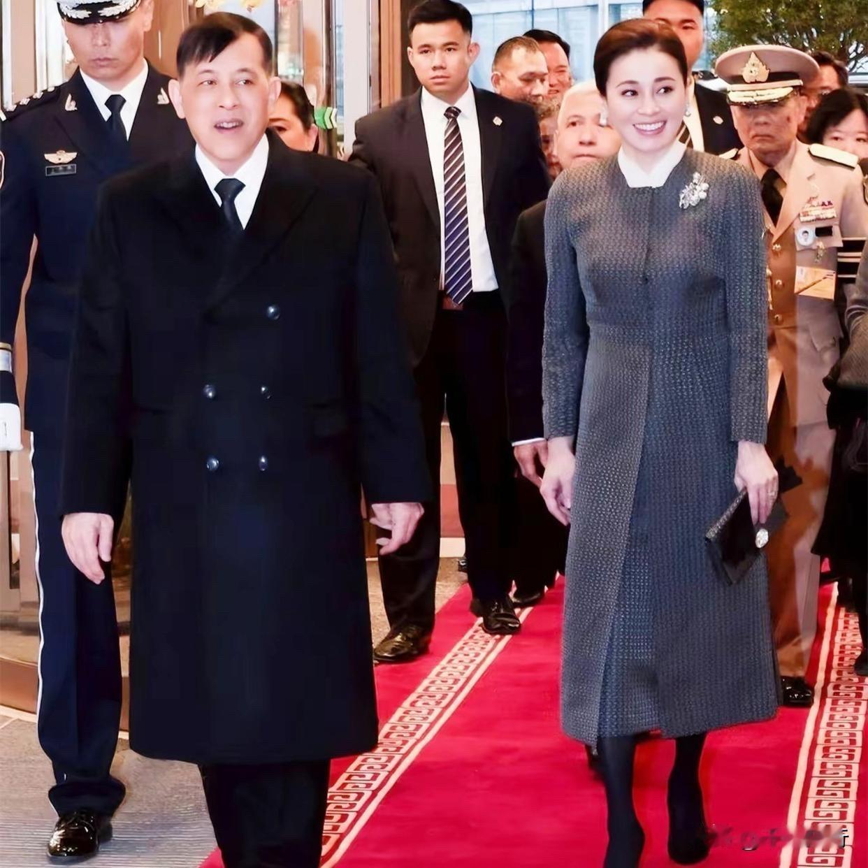 【泰国王访华：王后苏提达这次“以一身千鸟格”，把中泰外交的气质都穿出来了】

泰