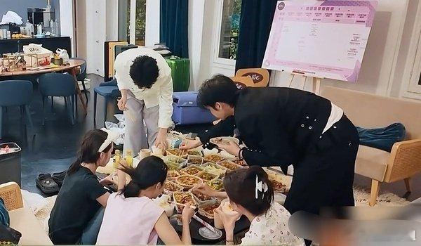 #花少4个人吃9人餐事情始末#这不是重点，重点是4个人吃了9个人的饭啊！就算周雨