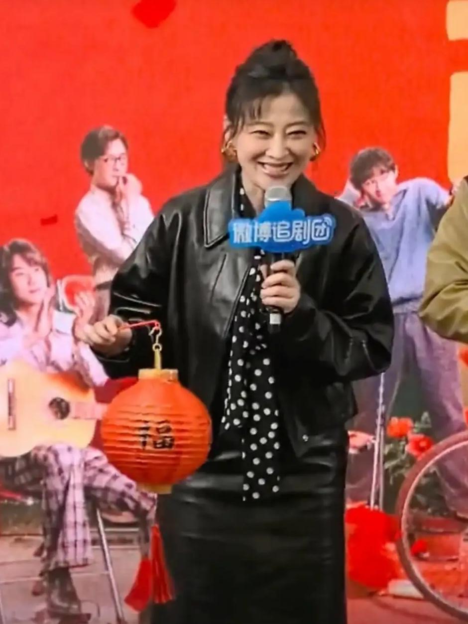 50岁的梅婷，明明颜值和气质在线，亮相活动的造型却翻车

在央视热播剧《好好的时