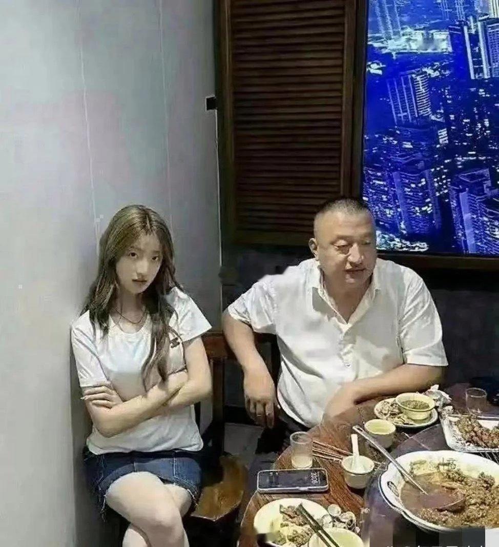 基因的强大，父女俩简直一模一样！ 