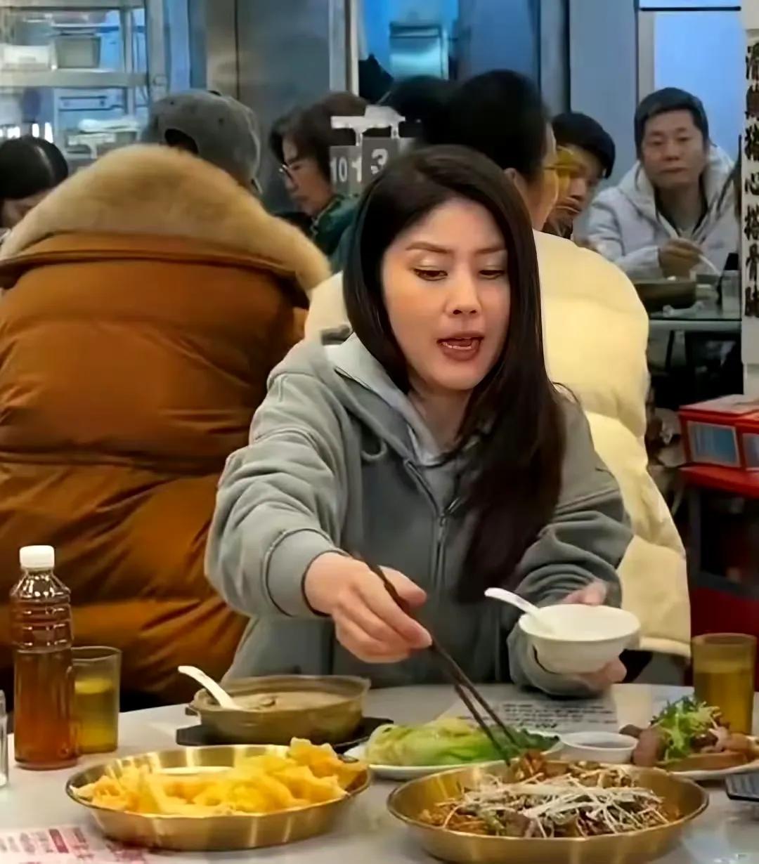 80后眼中的女神，现在依然女神。
中年老女神 八十年代姑娘 80年代美女 童年白