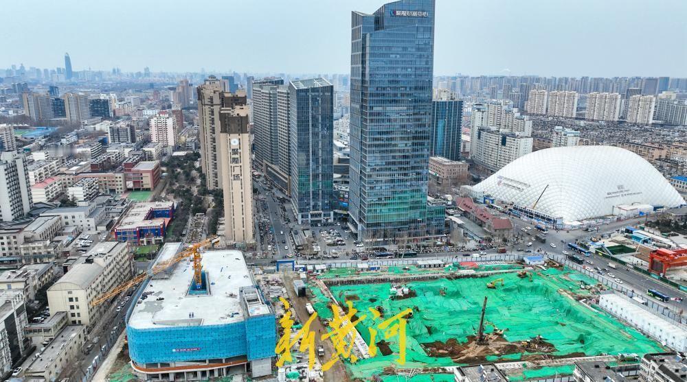 2月6日，位于济南洪家楼南路东侧的洪楼片区城市智慧停车场项目顺利完成主体结构封顶