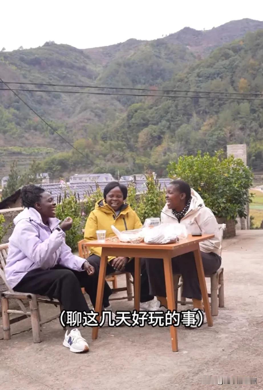 吴建云对乌干达丈母娘极为体贴，特意买来食材制作火锅，邀请丈母娘和大姨姐一同品尝。