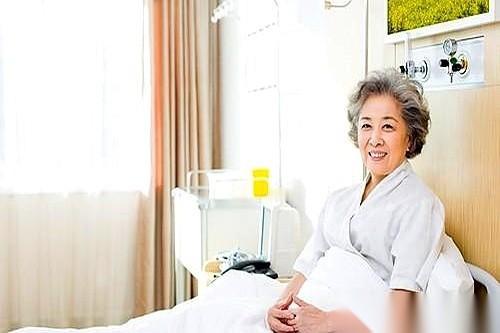 “妈，你那头怎么那么安静？”电话里，是女儿的声音。
医院走廊里，刚做完检查的邻居