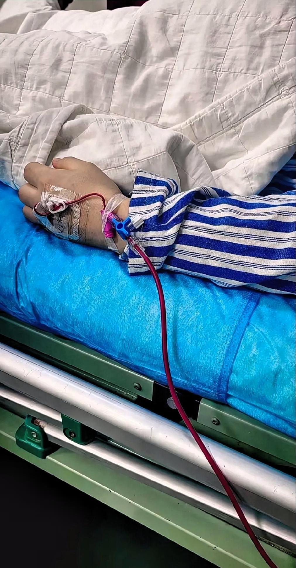 怀孕9个月的妻子因为腿脚水肿没给婆婆洗水果，丈夫就一巴掌打过去，妻子撞到沙发扶手