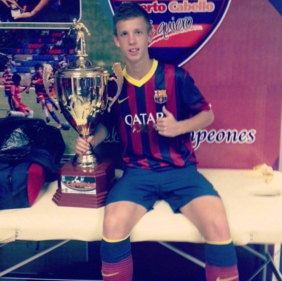 拉玛西亚的孩子回来了！欢迎奥尔莫回归巴萨！#巴萨##奥尔莫加盟巴萨# ​​​