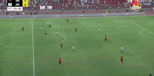 德保罗断球，梅西传球，劳塔罗传球被对方后卫碰出了底线 