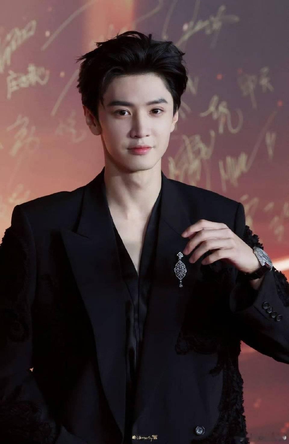 李瓒那点恋爱的心思都在脸上  要不怎么说李瓒真正的展现出了超甜的模样！那种想要恋