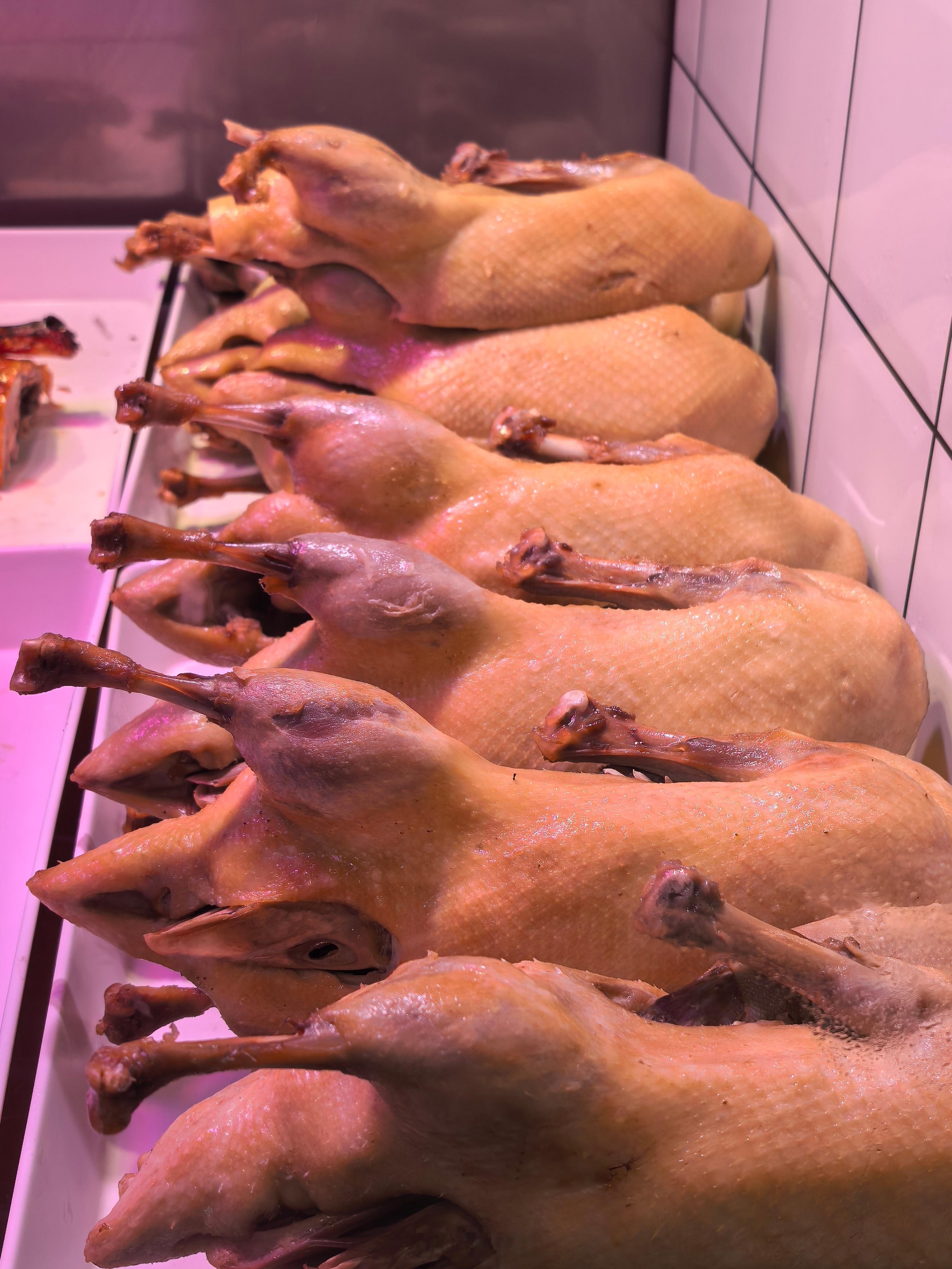 一斤鸭脖能买一斤牛肉一斤排骨在南京街边卤菜店，连头带颈一只盐水鸭或烤鸭也就五六十