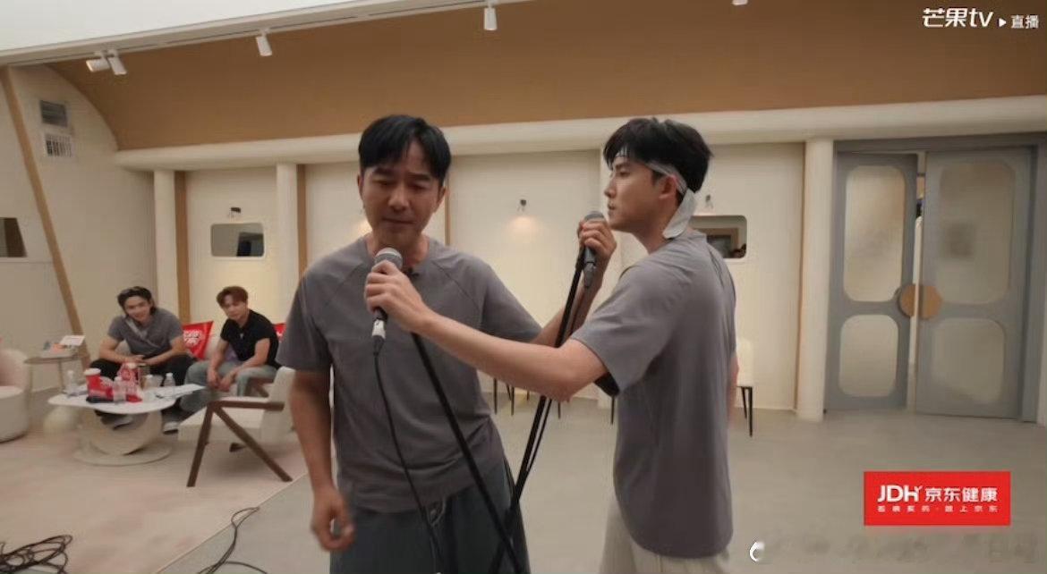 郭晓东张睿这个换麦何意味郭晓东张睿交换麦克风披荆斩棘互换麦克风的瞬间好戳我，两人