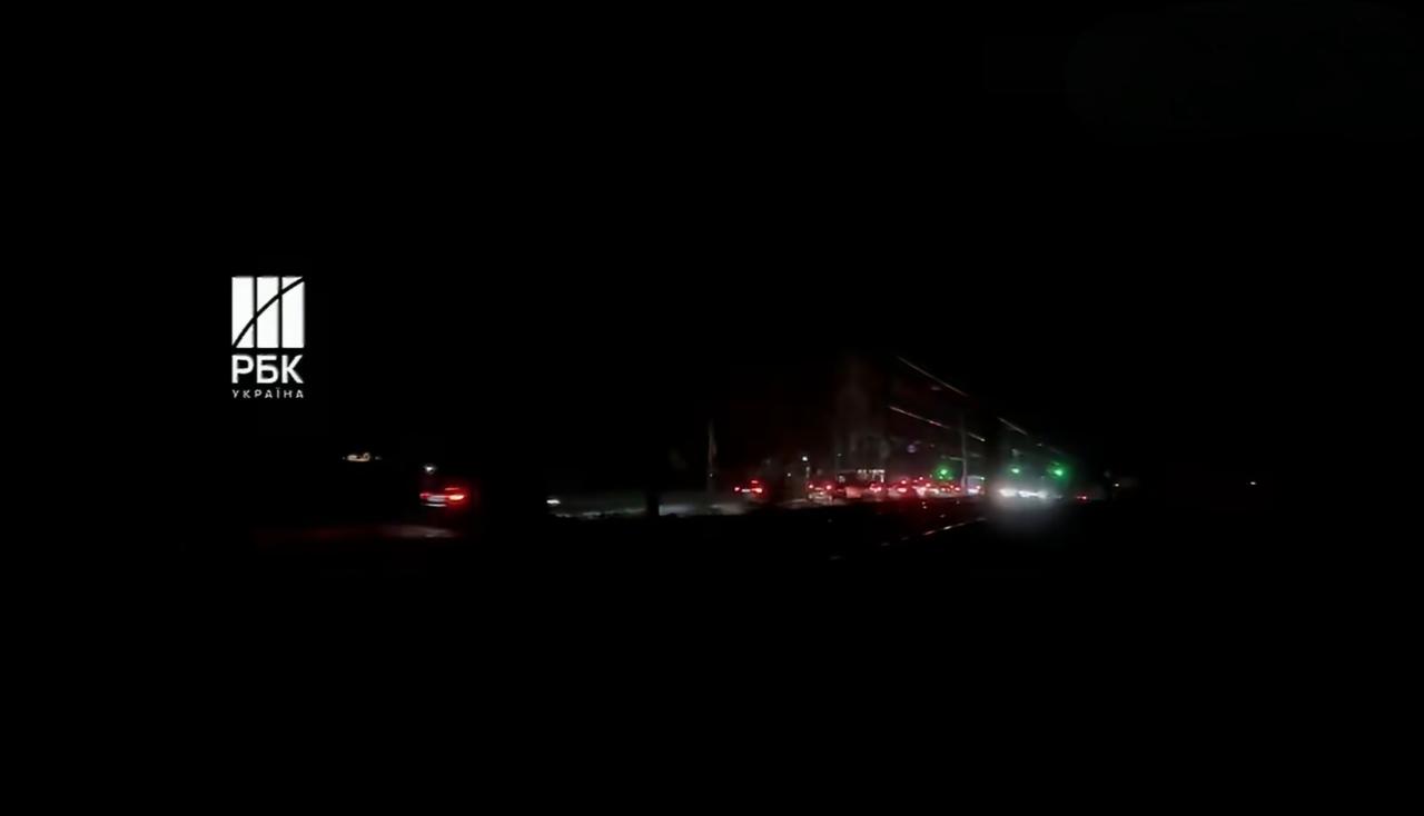 当地时间昨天晚上，基辅右岸完全断电，电力交通、无轨电车和缆车停运。而且由于断电，
