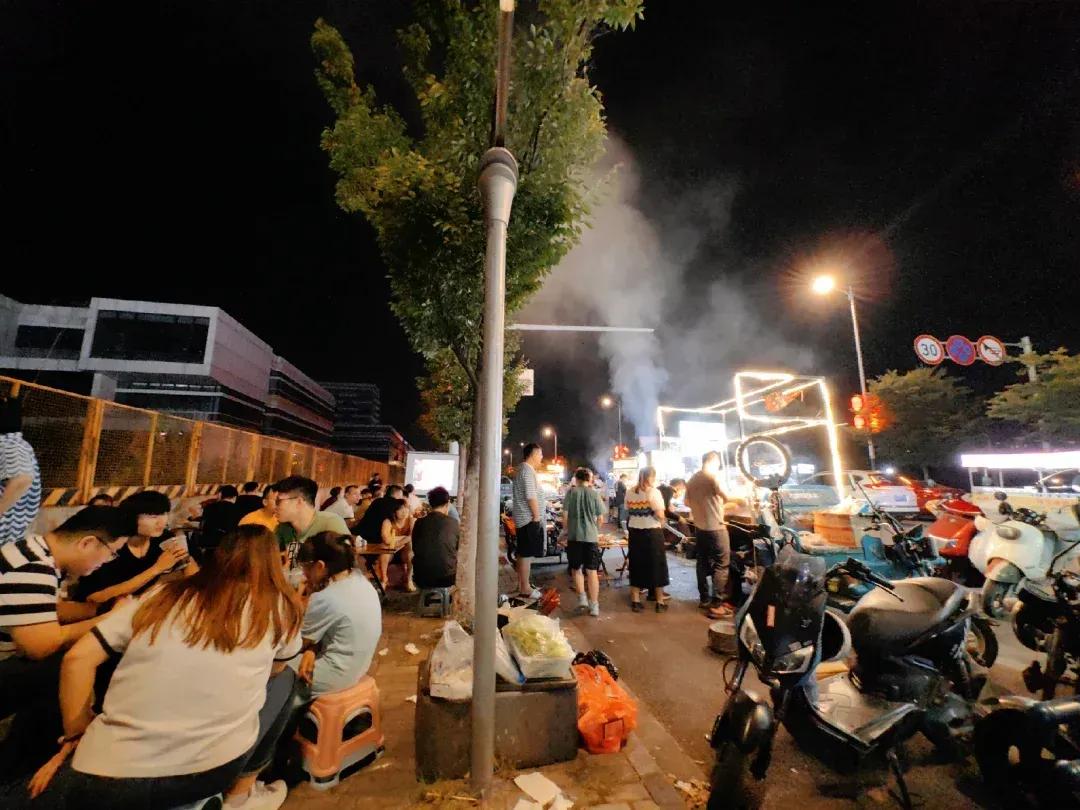 烧烤大学要来了？

今天有消息称岳阳开放大学与岳阳市烧烤协会进行战略合作签约，双