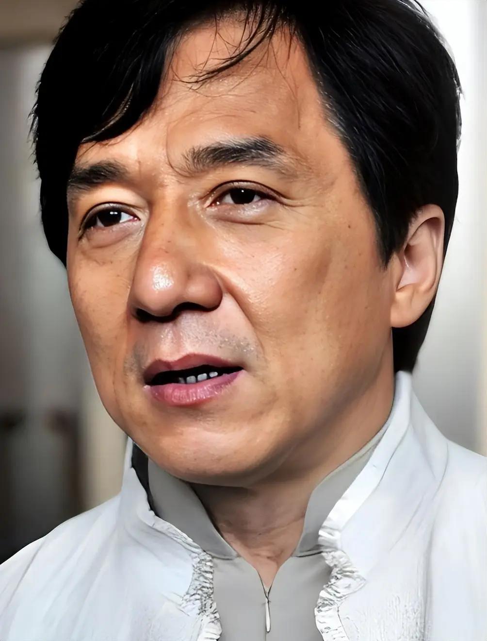 成龙对着镜头讲了句掏心窝的大实话：我满世界拍戏，见过太多中国人在国外混得特别惨—