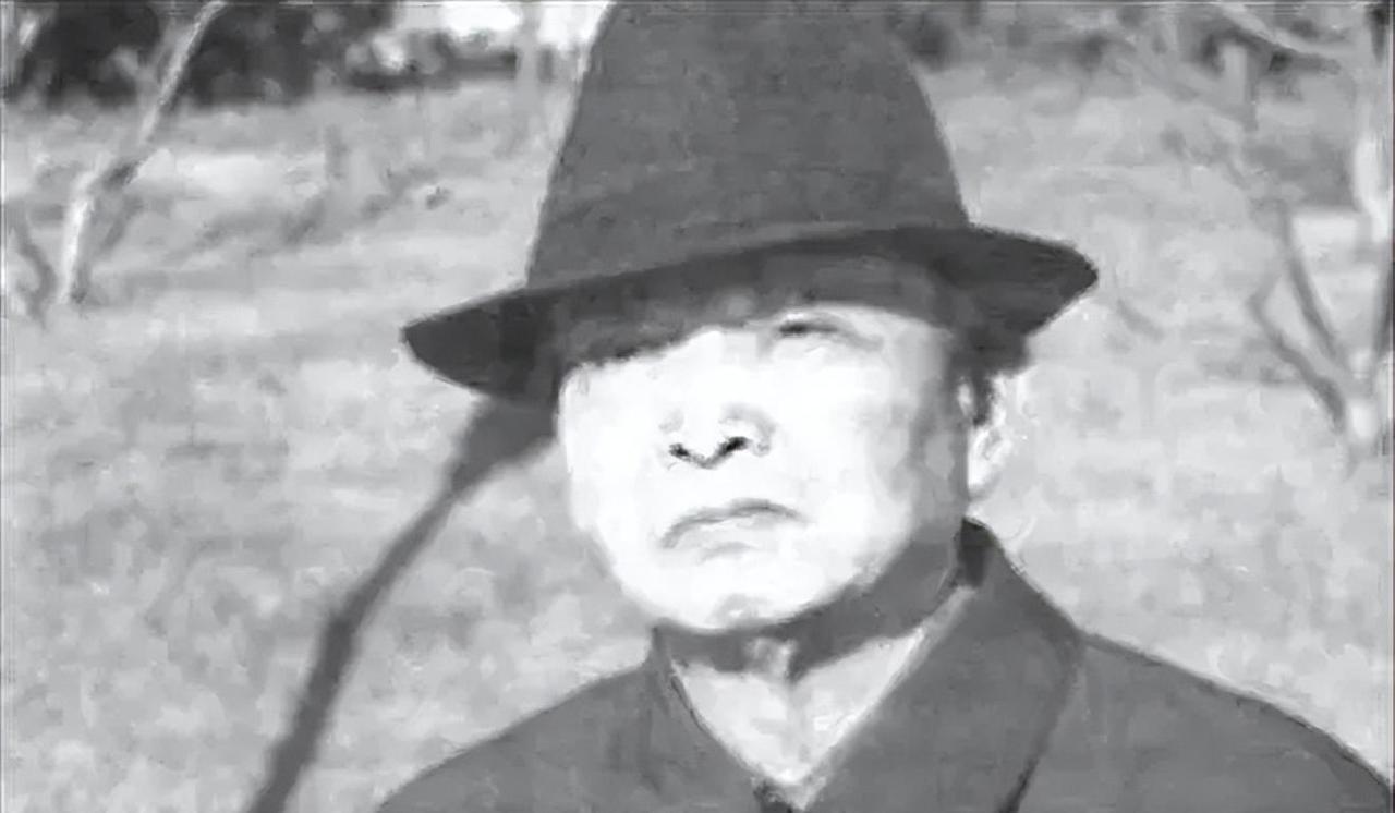 一名退休老教师在毒窝卧底了11年，为警方提供了900多条机密情报。某天，毒贩家中